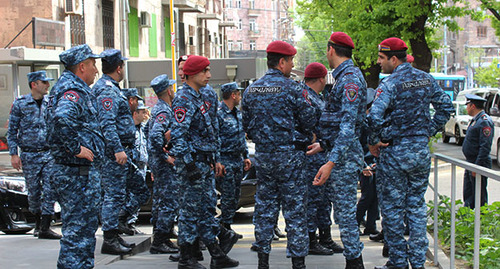 Сотрудники полиции во время акции протеста в Ереване. Фото Тиграна Петросяна для "Кавказского узла"