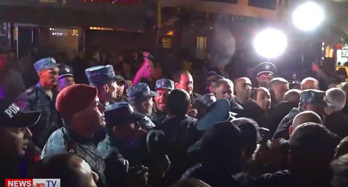 Стычки с полицией в ходе акций протеста в Ереване. Кадр видео NEWSam Channel2  https://www.youtube.com/watch?v=923YtTuIgbg