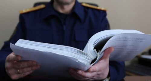 Сотрудник полиции изучает уголовное дело. Фото: Елена Синеок, "Юга.ру"