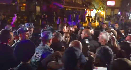 Стычки с полицией в ходе акций протеста в Ереване. Кадр видео NEWSam Channel2  https://www.youtube.com/watch?v=923YtTuIgbg