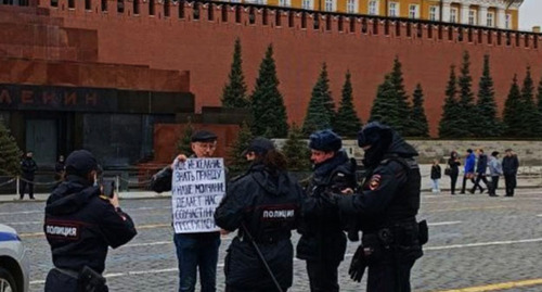 Сотрудники полиции заинтересовались пикетом Олега Орлова. Москва, 10 апреля 2022 года. Фото: Правозащитный центр "Мемориал"* https://t.me/polniypc/2219