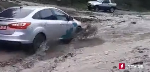 Подтопленная трасса в Пасанаури. Стоп-кадр из видео на сайте https://1tv.ge/lang/ru/news/obilnye-osadki-sozdali-problemy-v-pasanauri-video/
