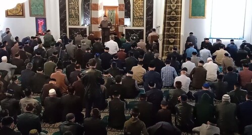 Пятничная проповедь в мечети Назрани 29 апреля 2022 года. Стоп-кадр из видео https://www.youtube.com/watch?v=hIXxox11svY