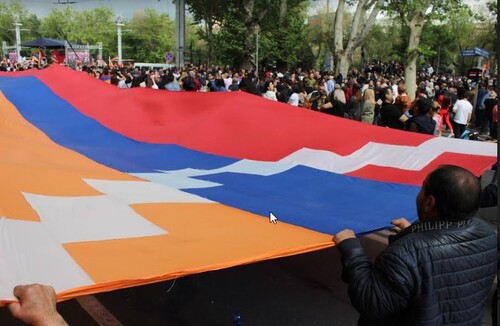 Флаг Нагорного Карабаха на митинге в Ереване. 1 мая 2022 года. Фото Тиграна Петросяна для "Кавказского узла".