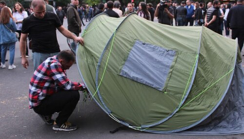 Оппозиция устанавливает палатки в центре Еревана. 1 мая 2022 года. Фото Тиграна Петросяна для "Кавказского узла".