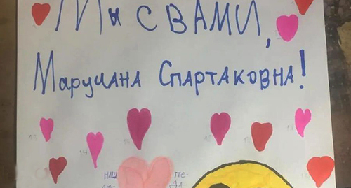 Школьники развесили в коридорах гимназии плакаты. Фото предоставлено журналисту "Юга.ру" родителями учеников