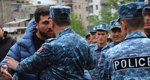 Сотрудники полиции задерживают активиста. Ереван, 3 мая 2022 г. Фото Тиграна Петросяна для "Кавказского узла"