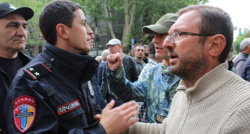 Сотрудники полиции общаются с участниками акции. Фото Тиграна Петросяна для "Кавказского узла"