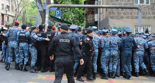 Сотрудники полиции во время акции протеста. Ереван, 3 мая 2022 года. Фото Тиграна Петросяна для "Кавказского узла"