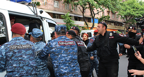 Полиция задерживает активиста. Ереван, 3 мая 2022 г. Фото Тиграна Петросяна для "Кавказского узла"