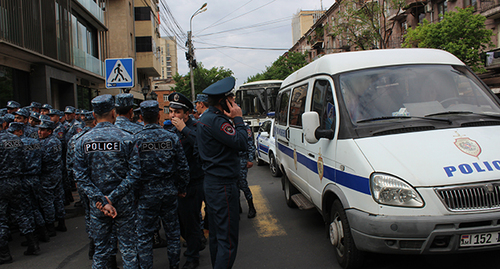 Сотрудники полиции во время акции. Ереван, 3 мая 2022 г. Фото Тиграна Петросяна для "Кавказского узла"