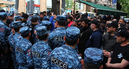 Сотрудники полиции во время акции. Ереван, 3 мая 2022 г. Фото Тиграна Петросяна для "Кавказского узла"