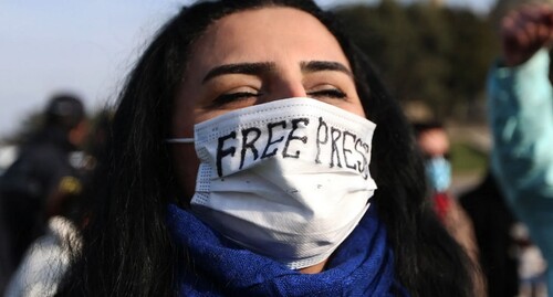 Участница акции протеста в Баку против ограничения прав прессы и свободы слова, 28 декабря 2021 года. Фото Азиза Каримова для «Кавказского узла».