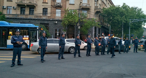 Сотрудники полиции во время протестной акции в Ереване. Фото Армине Мартиросян для "Кавказского узла"