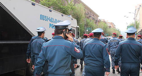 Сотрудники полиции на улицах Еревана. 3 мая 2022 года. Фото Тиграна Петросяна для "Кавказского узла"
