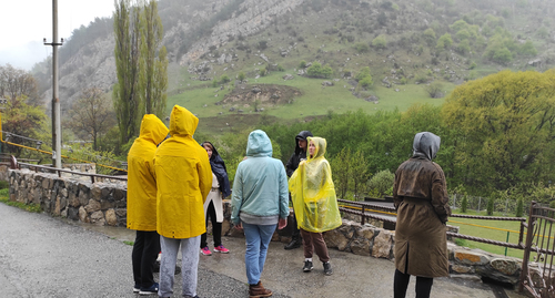 Туристы под дождем. Фото Эммы Марзоевой для "Кавказского узла"