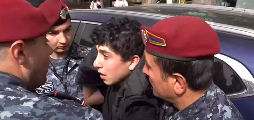 Задержание противников Пашиняна, перекрывших улицы в Ереване. Кадр видео  NEWS AM https://www.youtube.com/watch?v=KZSYLsi0WFk
