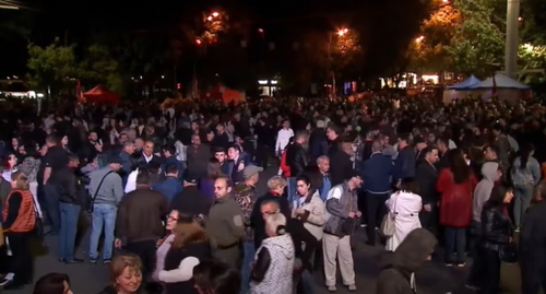 Участники шествия в Ереване, стоп-кадр видео канала NEWS AM https://www.youtube.com/watch?v=vqWD0cu2ZVE&t=2s