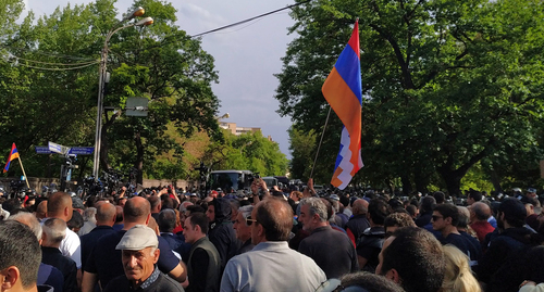 Флаг Нагорного Карабаха на акции оппозиции в Ереване. Фото Армине Мартиросян для «Кавказского узла»