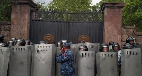 Сотрудники полиции наблюдают за участниками акции. Ереван, 3 мая 2022 г. Фото Армине Мартиросян для "Кавказского узла"