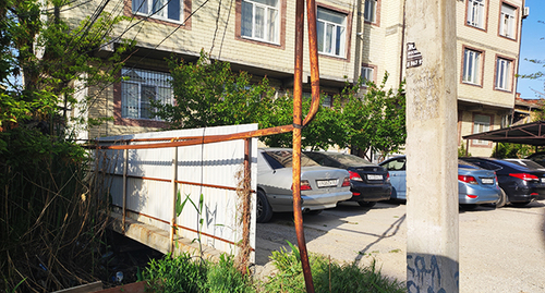 Жильцы многоэтажного дома перекрыли Тарнаирку, чтобы сделать придомовую территорию для парковки автомашин.  4 мая 2022 год. Фото Расула Магомедова для «Кавказского узла»