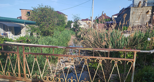 Вид с моста по улице Громова 4 мая 2022 год. Фото Расула Магомедова для «Кавказского узла»