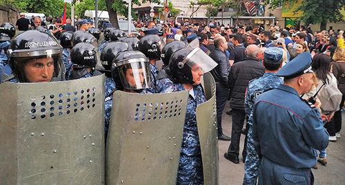 Сотрудники полиции во время акции. Фото Армине Мартиросян для "Кавказского узла"