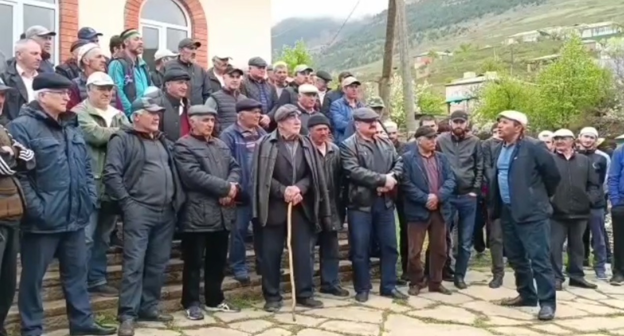 Джамаат села Гоор собрался около местной мечети и записал видеообращение. Скриншот видео http://t.me/novoedelo/8463
