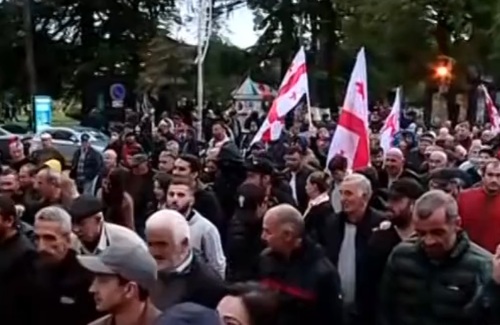 Сторонники Михаила Саакашвили во время акции в его поддержку. Стопкадр из видео на странице https://rustavi2.ge/ka/news/228667