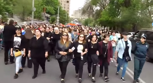 Марш женщин с требованием отставки премьер-министра Армении Никола Пашиняна в центре Еревана. Кадр видео https://www.youtube.com/watch?v=IQgeiKbIvq0 