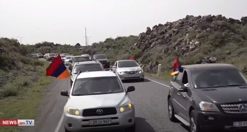 Участники автопробега с требованием отставки премьер-министра Армении Никола Пашиняна, 7 мая 2022 года. Стопкадр из видео https://www.youtube.com/watch?v=G0PKhmdI4fk