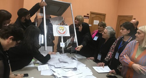 На участке №20 в Цхинвале начинается подсчет голосов, 8 мая 2022 года. Фото корреспондента "Кавказского узла"