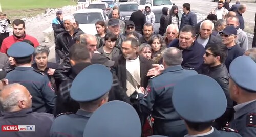Родственники армянских военнопленных перекрыли трассу Ереван – Гюмри, 8 мая 2022 года. Стопкадр из видео https://www.kavkaz-uzel.eu/articles/375956/