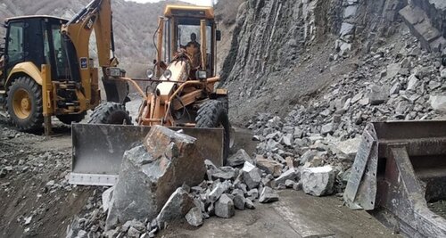 Расчистка дороги после камнепада в Исмаиллы. Фото: https://media.az/society/1067859358/v-ismayyllinskom-rayone-proizoshel-kamnepad/