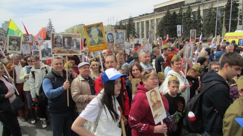 Колонна участников шествия "Бессмертный полк" в Волгограде. 9 мая 2022 года. Фото Вячеслава Ященко для "Кавказского узла".