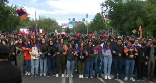 Участники акции протеста в Ереване, стоп-кадр видео канала News am https://www.youtube.com/channel/UCDv-XtfgNGHXcpwu4ab0WnA