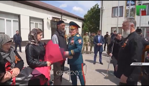 Награждение в Чечне родных погибших, стоп-кадр видео, опубликованного 10.05.22 в Instagram ЧГТРК "Грозный", https://www.instagram.com/p/CdXlqVlDnHJ/