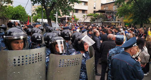 Сотрудники полиции во время акции в Ереване. Фото Армине Мартиросян для "Кавказского узла