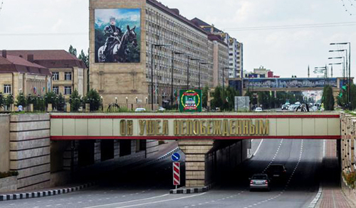 Баннер с Ахматом Кадыров в Грозном. Фото: Чеченская Государственная Телерадиокомпания https://www.grozny-inform.ru/news/society/129669/