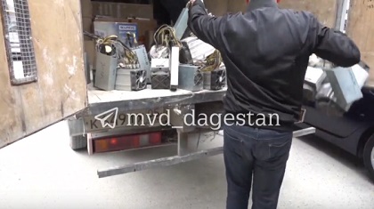 Силовики в Махачкале изымают оборудование для майниг-фермы. Скриншот из видео в Telegram-канале МВД по Дагестану https://t.me/mvd_dagestan/898