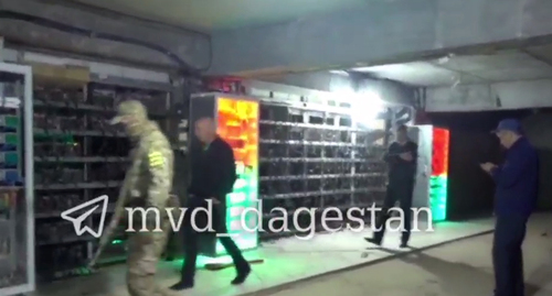 Силовики в Махачкале изымают оборудование для майниг-фермы. Скриншот из видео в Telegram-канале МВД по Дагестану https://t.me/mvd_dagestan/898