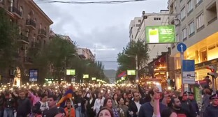 Шествие сторонников оппозиции в Ереване 15 мая 2022 года. Стоп-кадр из видео https://t.me/novostiarmenia/39258