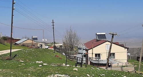 Дома в селе Бердашен с солнечными станциями на крышах, апрель 2022 года. Фото Алвард Григорян для «Кавказского узла»