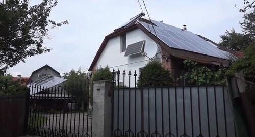 Сетевая солнечная электростанция мощностью 10кВт на крыше частного дома. Стоп-кадр из видео https://www.youtube.com/watch?v=jVUN_SZ7uqU