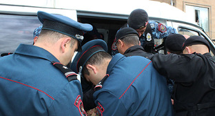 Сотрудники полиции в Ереване задерживают активистов. Май 2022 г. Фото Тиграна Петросяна для "Кавказского узла"