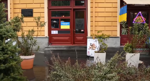 Радиокафе в центре Тбилиси стало стихийным центром сбора гуманитарной помощи. Фото: стоп-кадр видео - https://youtu.be/duLCp4Ig1QA?t=21