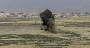 Взрыв противотанковой мины. Фото https://report.az/multimedia/qalib-artilleriyacilar-doyuse-hazirlasir-fotoreportaj/