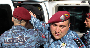 Сотрудники полиции в Ереване. Фото Тиграна Петросяна для "Кавказского узла"