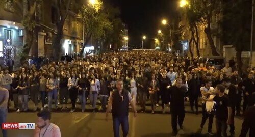 Шествие сторонников оппозиции в Ереване 17 мая 2022 года. Стоп-кадр из видео https://www.youtube.com/watch?v=8Z-fZ-8ZsOc