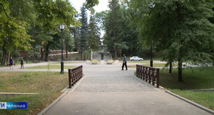 Аллея в Комсомольском парке Владикавказа. Кадр видео "ВЕСТИ Алания"